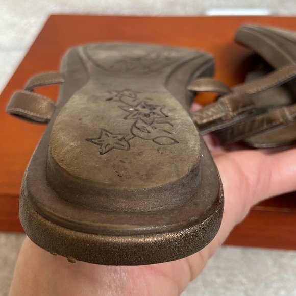 kenneth cole reaction bronze thong sandals - Picture 11 of 15